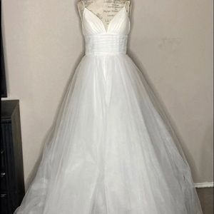 Elegant Wedding Dress Size 0-2 Tulle Backless Button Down Back Detail
